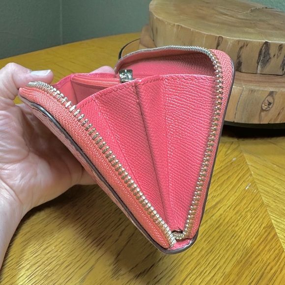 *HTF COLOR* COACH Signature Debossed Patent Leather Accordion Zip Wallet - Picture 11 of 16